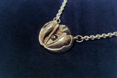 Krebs (Silber mit eingelegtem Sterndiopsid, 5 x 4,5 cm, 1993)